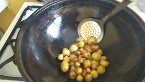 Пожарил картошку мелкую в казане,,,,.mp4