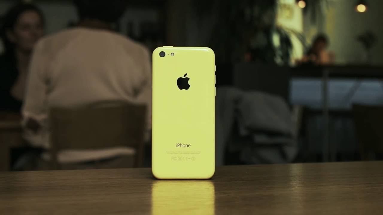 Обзор айфон 16. Iphone 5c в желтом чехле. Обзор на айфон. Iphone 5c рабочий стол. Iphone 5c Life.