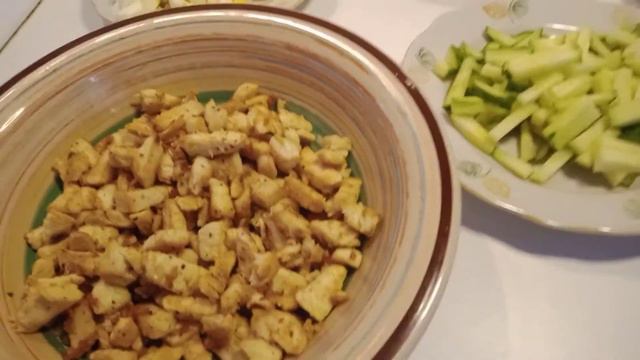 Салат "Ніжність ".Салат з курячим філе і овочами.