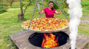 Гігантська піца у величезному тандирі: приготування на відкритому вогні