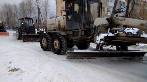 чистка дороги от снега грейдер брянский арсенал гс 14 02 и тротуароуборочная мтз 82 1 беларусь