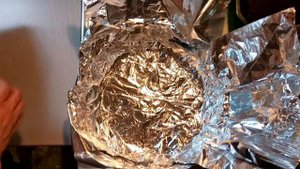 Диетические куриные бедра на овощной подушке и со сметанным соусом в духовке.