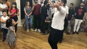 Маленькая девушка опередила всех чеченцев в лезгинке......Танец младших