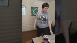 Олег СКАЗОЧНИК танец под поющую игрушку Дядька Охрим