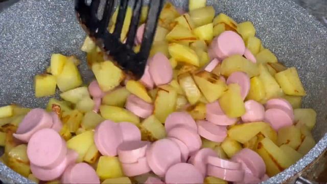 Простой и Вкусный ужин. Дети обожают это блюдо. Картофель с сосисками и фасолью в томатном соусе.