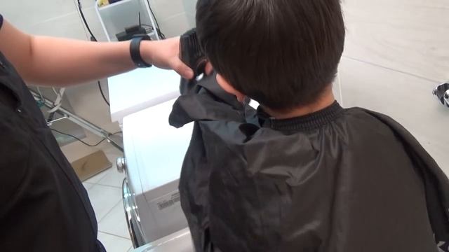 КАК ПОДСТРИЧЬ РЕБЕНКА Детские модные стрижки и прически для мальчиков Стрижка машинкой Как самому смотреть онлайн