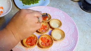 тарталетки с семгой авокадо и творожным сыром. Вкусно и красиво на праздничном столе.