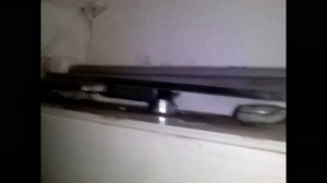 Не закрывается пластиковое окно Rehau, висит на нижней петле