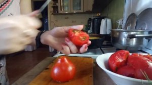 Без кипятка быстро снять кожицу с помидора, очистить от шкурки