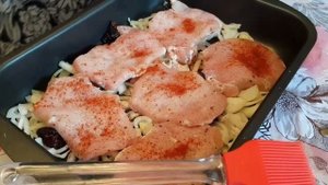 СВИНИНА НА ЛУКОВОЙ ПОДУШКЕ С ЧЕРНОСЛИВОМ