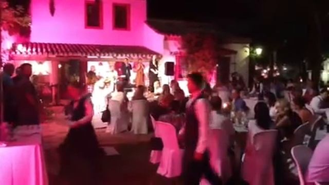 Actuación de Flamenco durante la cena al aire libre en el jardín смотреть онлайн