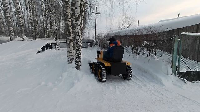 Гусеничный минитрактор.Чистка снега