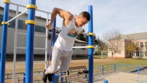 15 САМЫХ КРАСИВЫХ И ЛЁГКИХ УПРАЖНЕНИЙ С РЕЗИНКОЙ НА ТУРНИКАХ И БРУСЬЯХ!!! STREET WORKOUT