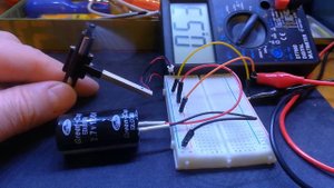 Испытание конденсатора 100 F (100 Фарад 2,7 Вольт).