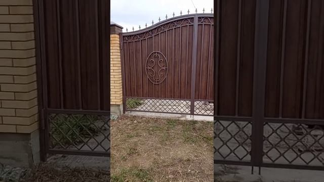 Заказ в Краснодаре выполнен красивые распашные большие Ворота и калитка своими руками