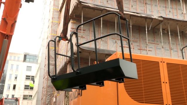 First Hyundai R1200-9 (120-tonne) excavator put to work on a major demolition project in Europe смотреть онлайн