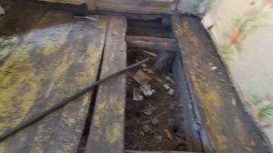 Купил дом в деревне. Ремонтирую пол в кухне. Бетонная стяжка пола в старом деревенском доме.