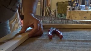 НАТЯГИВАЕМ ХОЛСТ НА ПОДРАМНИК С ПОМОЩЬЮ СТЕПЛЕРА ПИСТОЛЕТА.