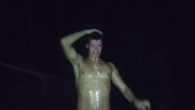 ОБЛИВАНИЕ ОСЕНЬЮ В -1°С. ЗАКАЛИВАНИЕ ОРГАНИЗМА ЧЕЛОВЕКА ХОЛОДНОЙ ВОДОЙ. смотреть онлайн