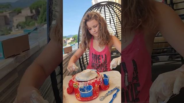 Карина учиться гончарному мастерству, детский гончарный круг)))