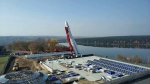Поднятие ракеты-носителя "Восток" около музея космонавтики в Калуге