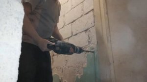 Очистка стены в туалете от штукатурки, перфоратором и вручную
