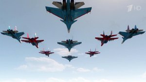 В подмосковную Кубинку после воздушной части парад...я пилотажные группы "Русские витязи" и "Стрижи"