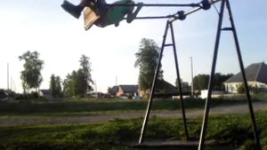 Друзья качаются на качели