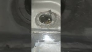 Вода в салоне Меган3. Чистим ливнёвки, дренажные отверстия, под жабо Меган3.