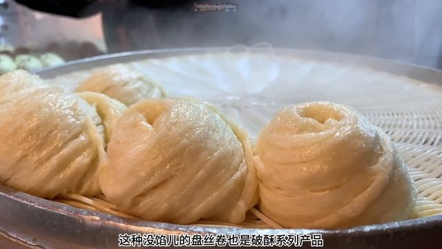 贵阳猴山下的早市 黔灵山脚下的宝藏菜场藏着最地道的贵阳味道 油炸折耳根特好吃 破酥包暄软千层皮 引子粑口味香甜 豆沙窝居然是咸口 新出锅的脆哨油香味浓 豆花面的蘸水特下饭 街边烤豆腐豆香浓郁
