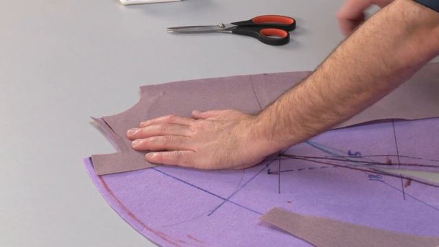 Куртка с подрезами и необычными рукавами. Строим ластовицу и укрепляем детали полочки и спинки
