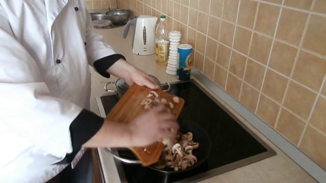 Теплый салат со свининой и грибами смотреть онлайн