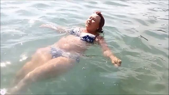 На море