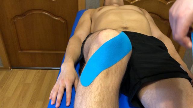 Наложение кинезио тейпа на крестообразные связки коленного сустава.