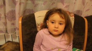 Маленькая девочка рассказывает про детский сад
