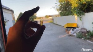 Клею наклейки на квадроцикл