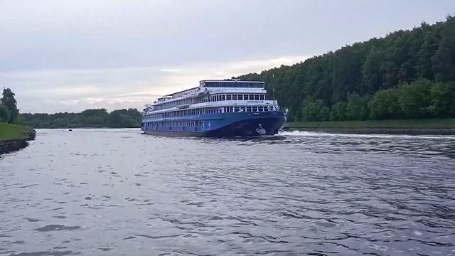 Теплоходы "Огни Большого Города" и "Лебединое озеро" 03.06. смотреть онлайн