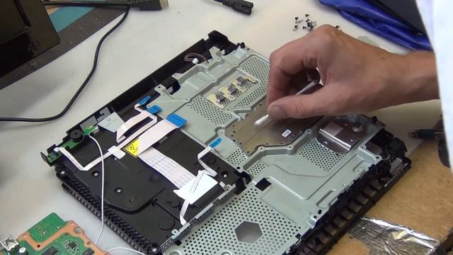 PS4 Разборка, чистка, замена термопасты\ PS4 Disassembly, cleaning, replacement of thermal paste. смотреть онлайн
