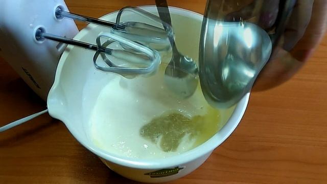 Творожный десерт с ананасами.