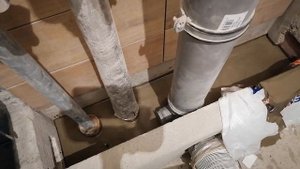 Как выравнять пол  возле труб. Заливка пола за унитазом. Наливной пол в труднодоступном месте.