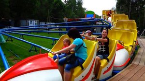 "Веселые горки". Катаемся на карусели. Центральный парк. Город Тула.