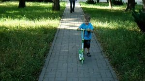 Наш самокат и прогулка в парке! Катаемся на трюковом самокате! scooter
