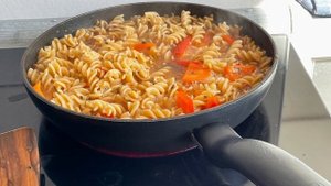 Макароны в сковороде с сыром пармезан