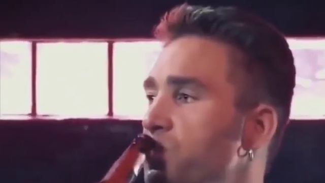 Билли Херрингтон грустит в баре под грустную песню смотреть онлайн