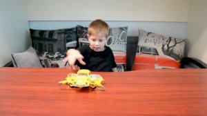 Трансформер БАМБЛБИ из фильма BumbleBee. Даннил собирает игрушку, обзор.