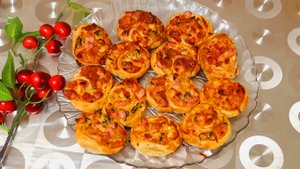 МИНИ ПИЦЦЫ ,САМЫЙ БЫСТРЫЙ РЕЦЕПТ,,ГОСТИ НА ПОРОГЕ,,,