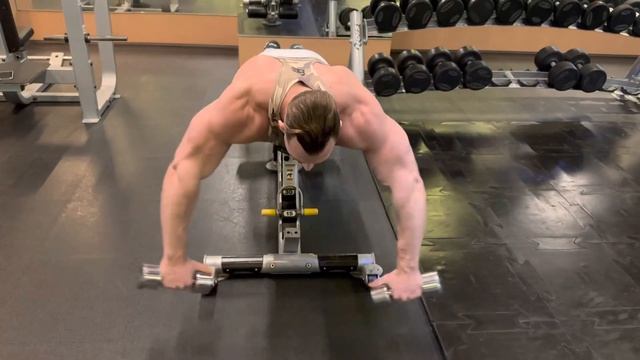 Отведение гантелей в стороны лёжа. Техника выполнения смотреть онлайн