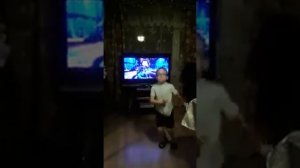 Новогодние игрушки, свечи и хлопушки....танец