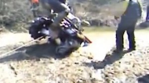 Квадроцикл застрял в грязи.