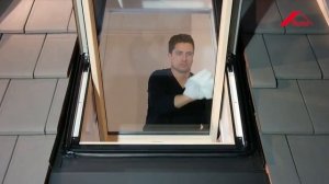 Как мыть мансардное окно Roto WDF R4